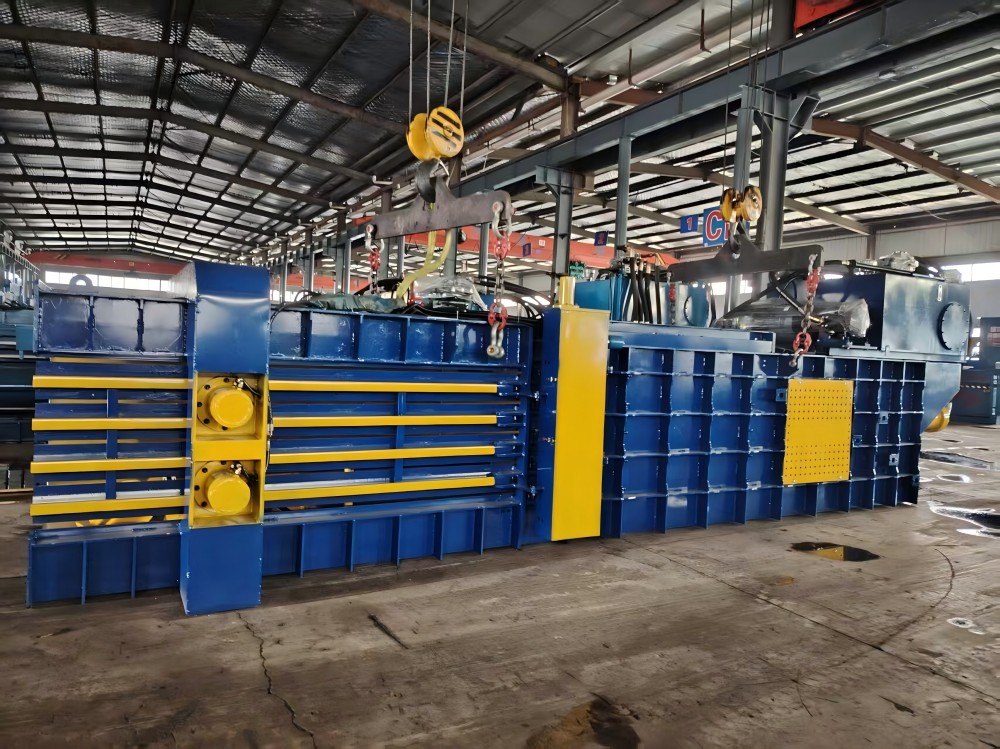 Diagram showing the automated process of a fully automatic horizontal waste paper baler, including feeding, hydraulic compression, automatic tying, and bale ejection.